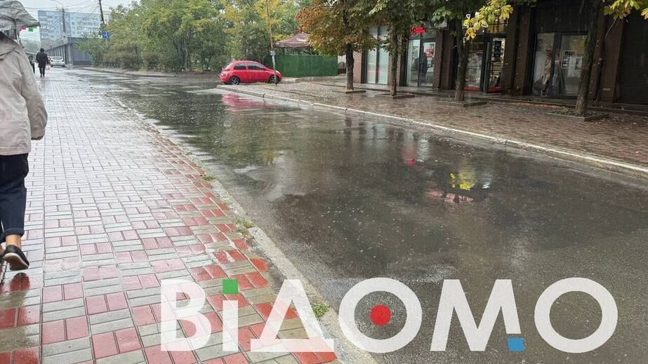 Двойной полив: В Днепре поливали газоны даже под дождем (ФОТО)