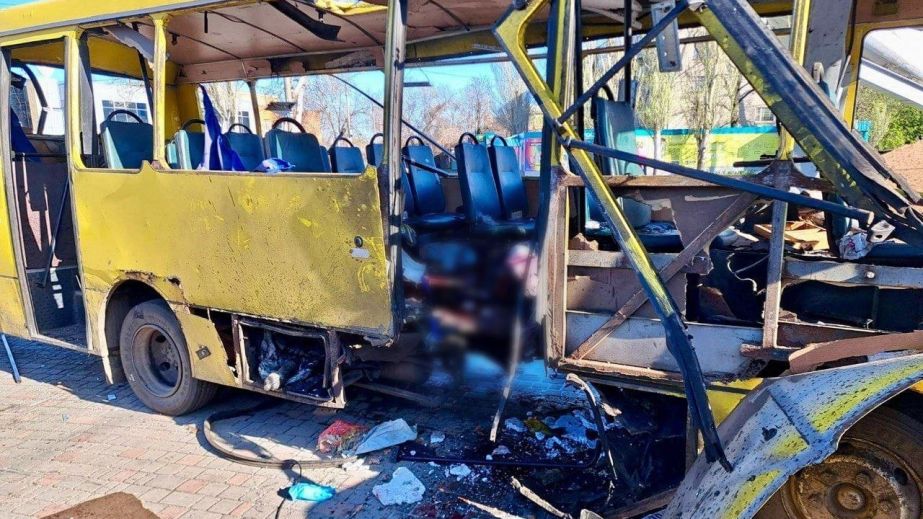 У Нікополі росіяни вдарили FPV-дроном у міський автобус: загинули троє людей