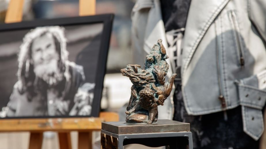 У Дніпрі відкрили мініскульптуру, присвячену легендарному дніпровському Форресту Гампу (ФОТО)