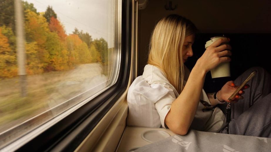 "Укрзалізниця" продала квиток до жіночого вагона чоловікові: cкандал на вокзалі у Дніпрі (ВІДЕО)