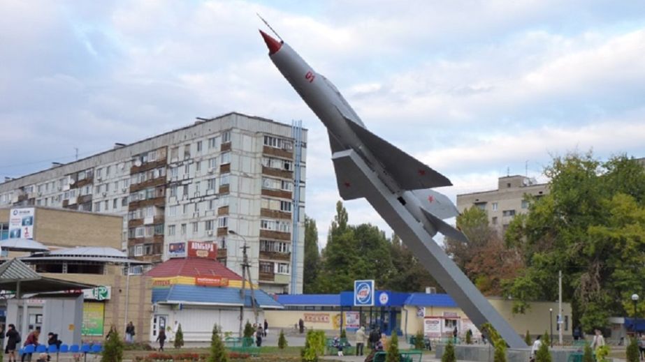 У Самарі чоловік видерся на знаменитий пам'ятник літаку (ВІДЕО)