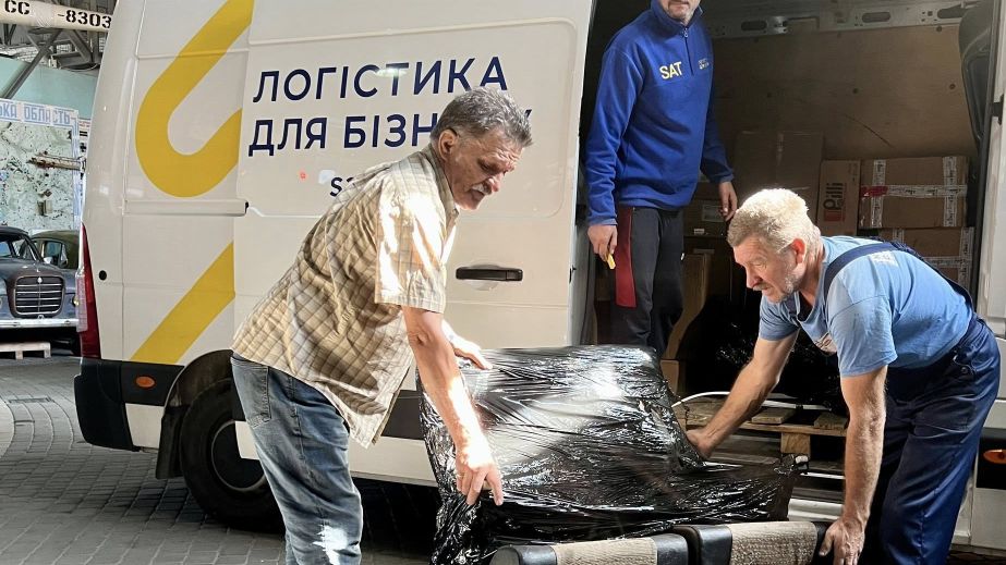 Автобус из пепла: в Днепре начали восстанавливать символ войны (ФОТО)