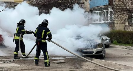 В Камʼянському посеред вулиці згорів легковик (ФОТО)