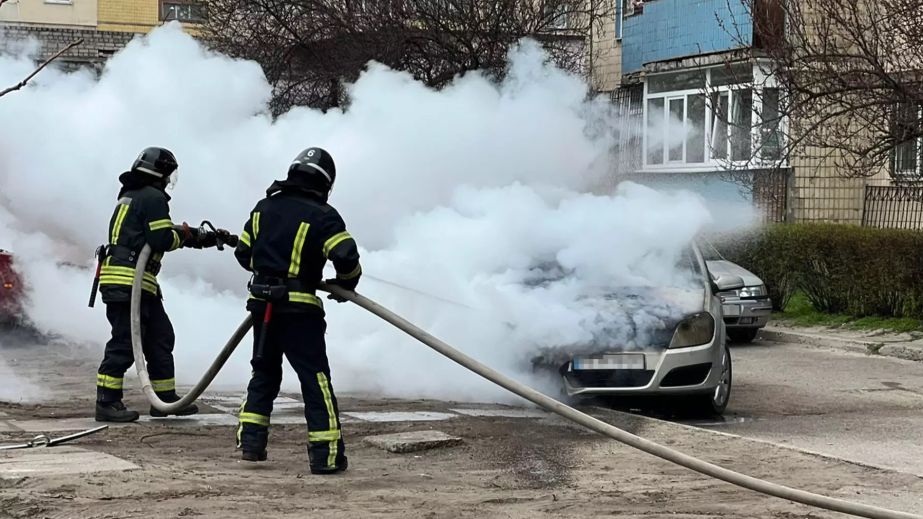 В Камʼянському посеред вулиці згорів легковик (ФОТО)