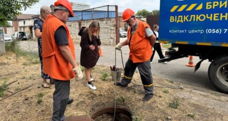 Відключення боржників: у "Дніпроводоканалі" показали як відбувається процедура (ФОТО)