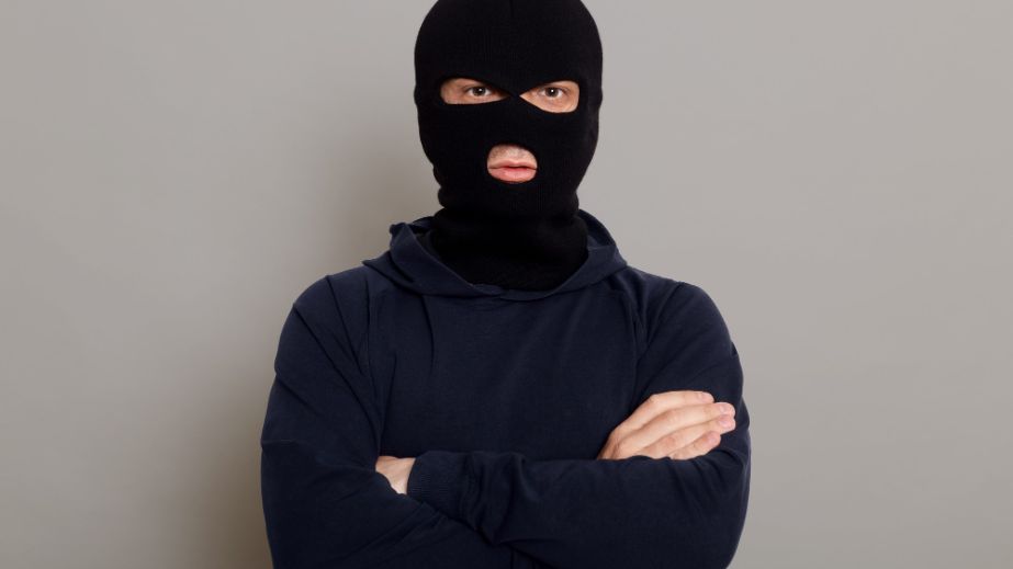 Побив та пограбував пенсіонерку: у Дніпрі засудили вуличного крадія (ФОТО)