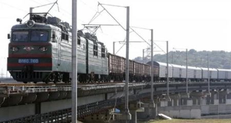 Криворожский зацепер на большой скорости снимал контент для соцсетей между вагонами поезда (ВИДЕО)