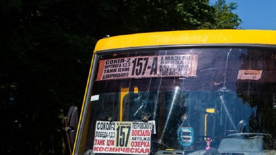 У Дніпрі скаржаться на водія маршрутки, який влаштовує перегони з колегами