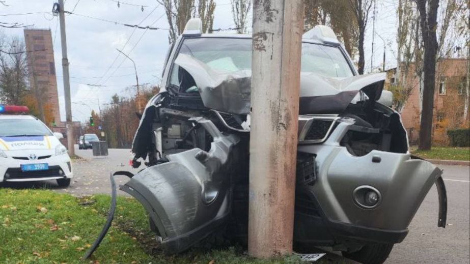 У Кривому Розі автівка врізалася у стовп: водій загинув на місці (ФОТО, ВІДЕО)