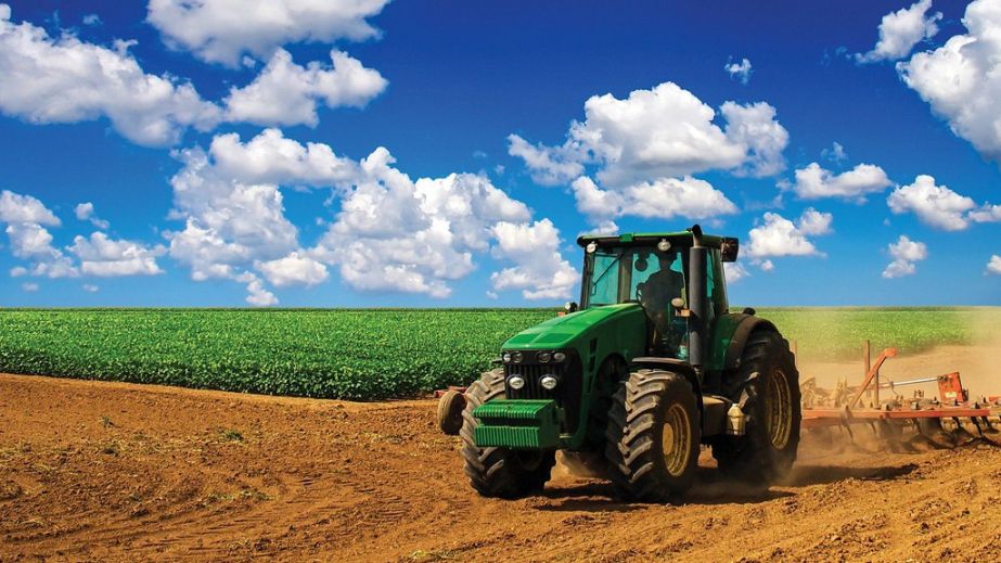 Правительство упростило для водителей категорий С и D доступ к работе на сельхозтехнике: дефицит кадров
