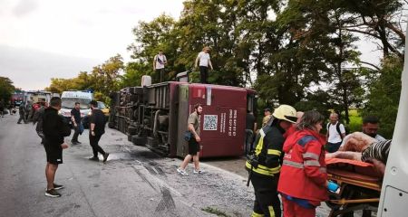 В Днепровском районе перевернулся двухэтажный пассажирский автобус: погиб мужчина (ФОТО)