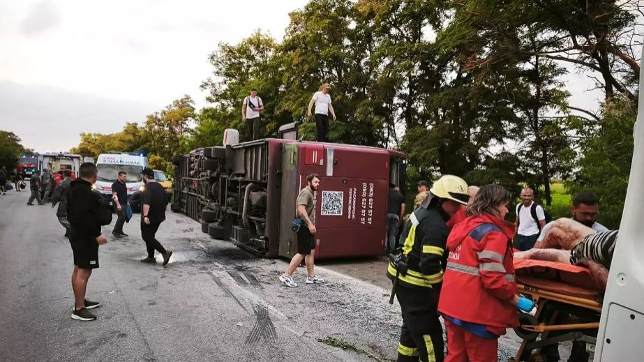 В Днепровском районе перевернулся двухэтажный пассажирский автобус: погиб мужчина (ФОТО)
