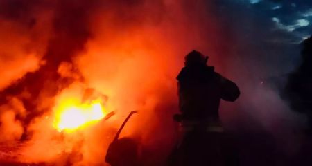 На Дніпропетровщині посеред дороги вщент згорів легковик (ФОТО)