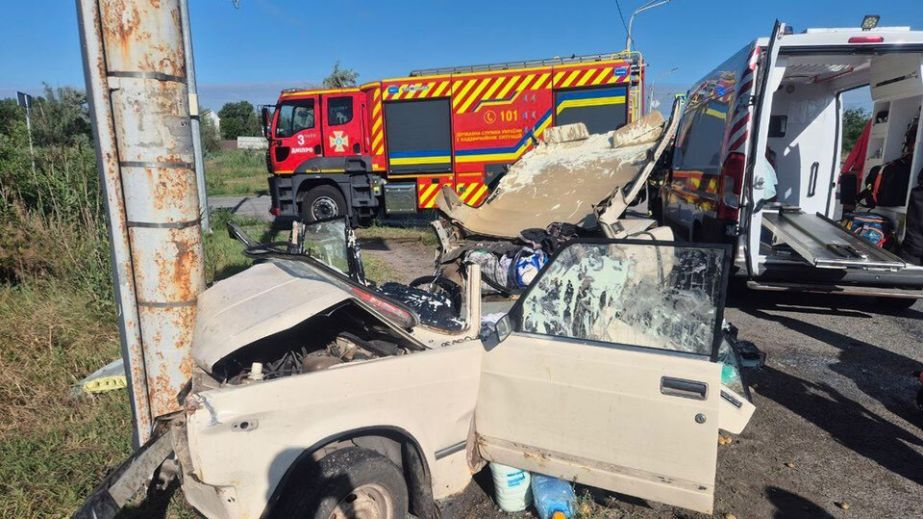 Жуткая авария на Полтавском шоссе в Днепре: спасатели деблокировали двух женщин из искореженного авто (ФОТО)