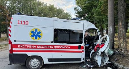 В Днепре авто "скорой" влетело в столб: погиб медработник (ФОТО)