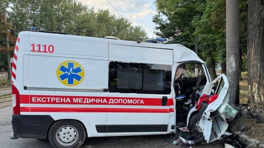 У Дніпрі авто "швидкої" влетіло у стовп: загинув медпрацівник (ФОТО)