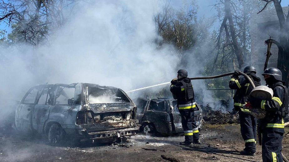 У ДСНС показали кадри ліквідації наслідків ракетного удару по Синельниківщині (ФОТО)