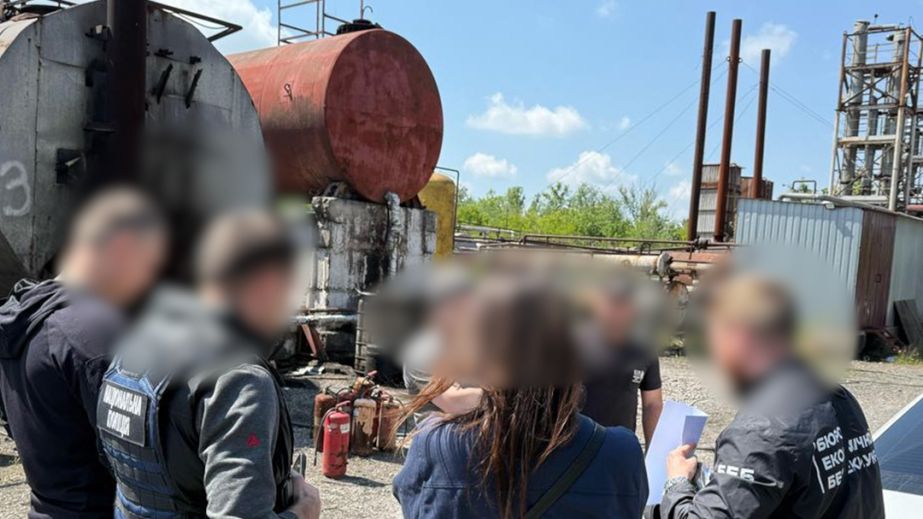 Более 100 тонн фальсификата в сутки: в Кривом Роге разоблачили подпольное производство горючего (ФОТО, ВИДЕО)
