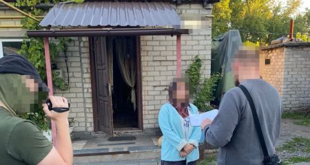 Спрятала камеру в лесополосе: на Днепропетровщине 20-летняя шпионка следила за движением эшелонов ВСУ (ФОТО)