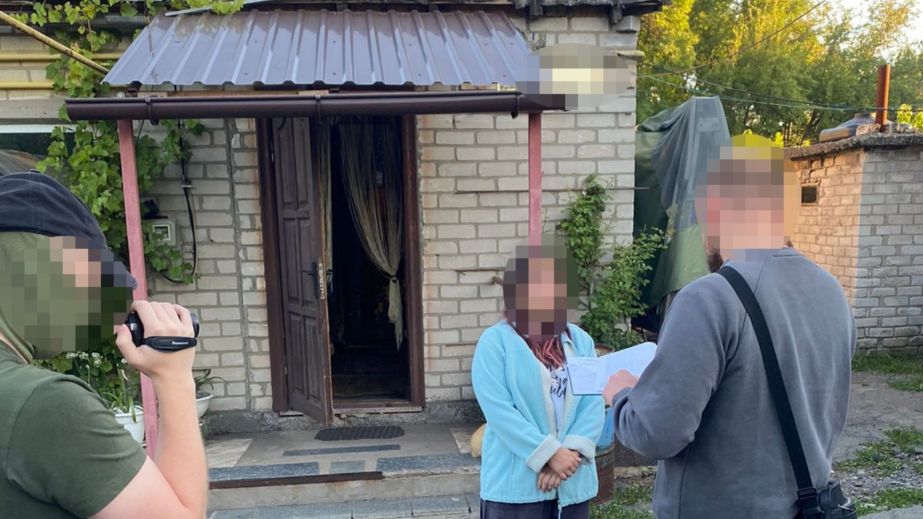 Сховала камеру у лісосмузі: на Дніпропетровщині 20-річна шпигунка стежила за рухом ешелонів ЗСУ (ФОТО)