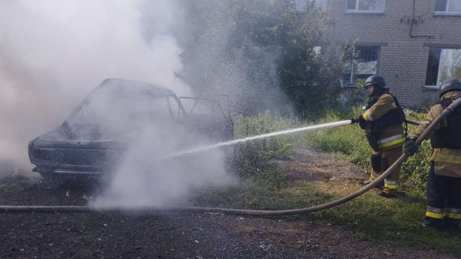 В Межевой в результате попадания вражеского дрона загорелась легковушка