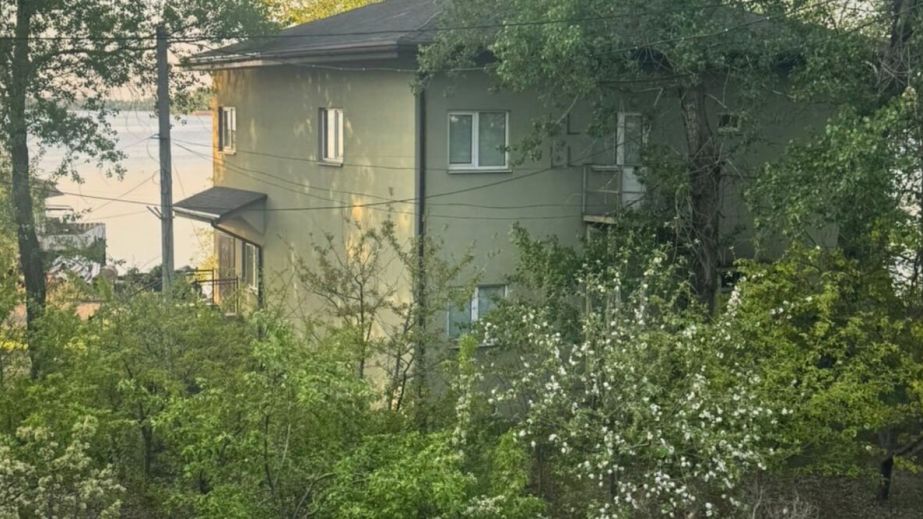 Предприятие самовольно построило коттедж на берегу Днепра, а теперь должно его снести: подробности (ФОТО)