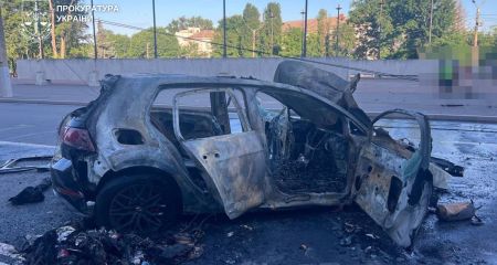 Без прав и на бешеной скорости: в Кривом Роге 20-летний водитель врезался в электроопору, машина сгорела
