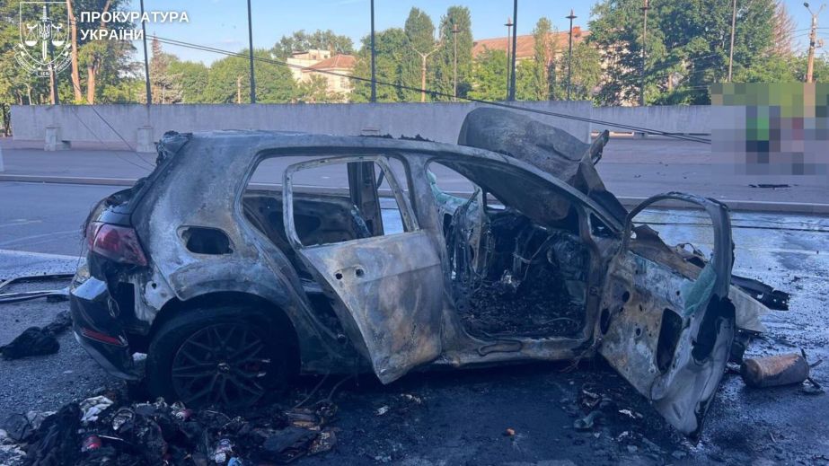 Без прав і на шаленій швидкості: у Кривому Розі 20-річний водій врізався в електроопору, машина згоріла