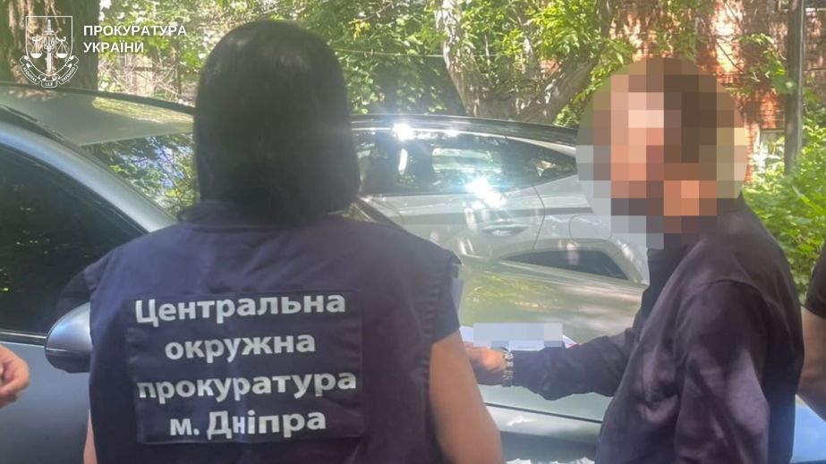 Видав себе за племінника померлого: у Дніпрі адвоката підозрюють у незаконному продажу чужої квартири (ФОТО)