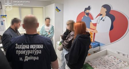 Операция с имплантами для выезда за границу: в Днепре разоблачили семейного врача на схеме для избежания мобилизации