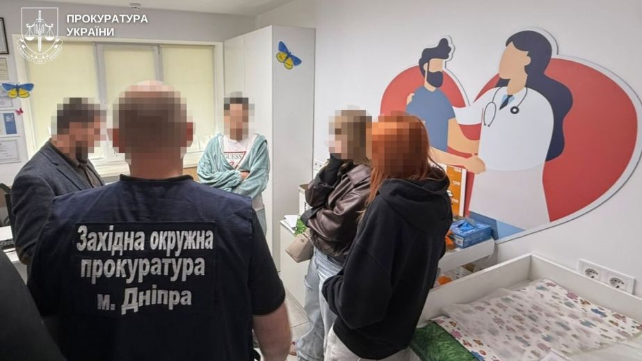 Операция с имплантами для выезда за границу: в Днепре разоблачили семейного врача на схеме для избежания мобилизации