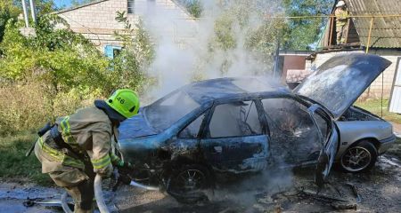 У Кам'янському районі на приватному подвір'ї палали Opel та господарча споруда
