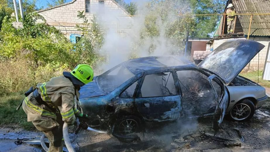 У Кам'янському районі на приватному подвір'ї палали Opel та господарча споруда