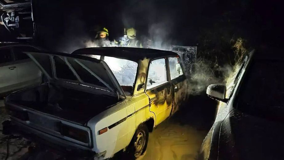 У центрі Дніпра вночі спалахнув ВАЗ &ndash; зайнялася також сусідня іномарка (ФОТО)