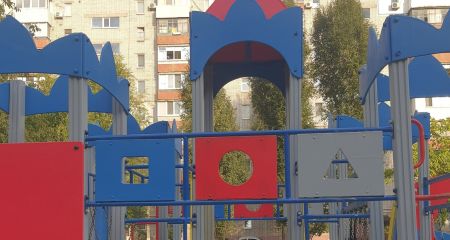 В Днепре юные "художницы" испортили новую детскую площадку (ФОТО)