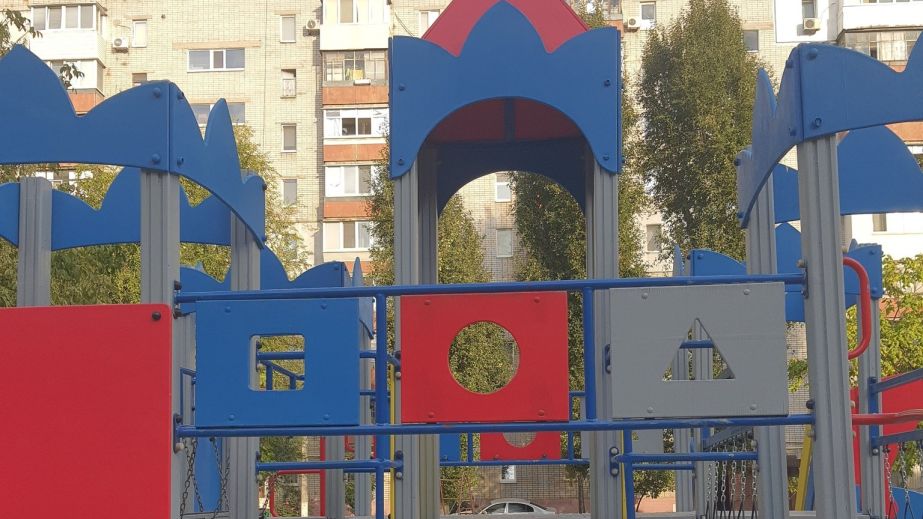 В Днепре юные "художницы" испортили новую детскую площадку (ФОТО)