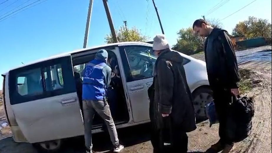 Поліцейські під звуки дронів евакуювали людей з прифронтових громад Синельниківщини (ВІДЕО)