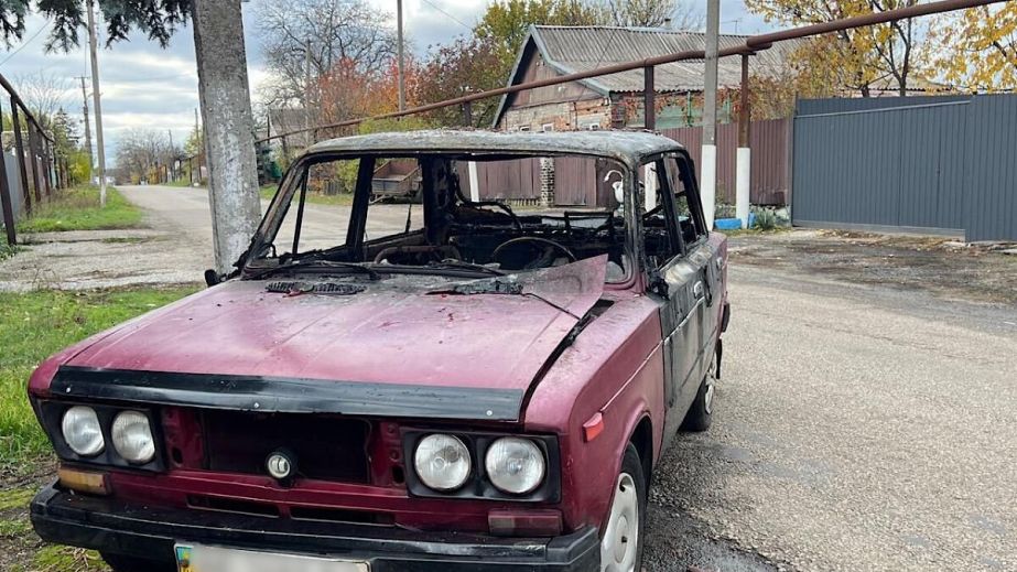 В Днепре мужчина во время ссоры с женщиной дотла сжег ее автомобиль (ФОТО)