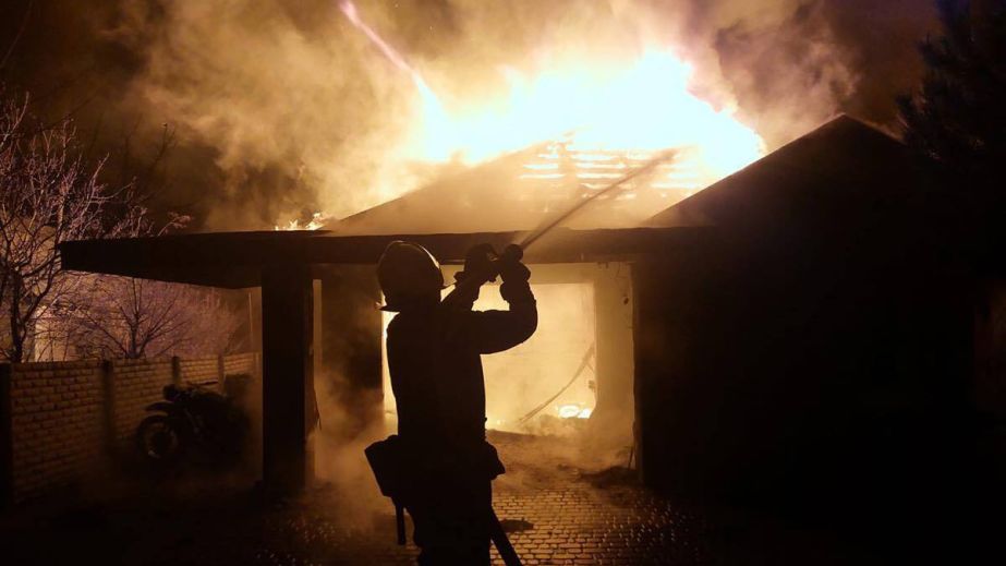 В Днепровском районе ночью горел дом (ФОТО)