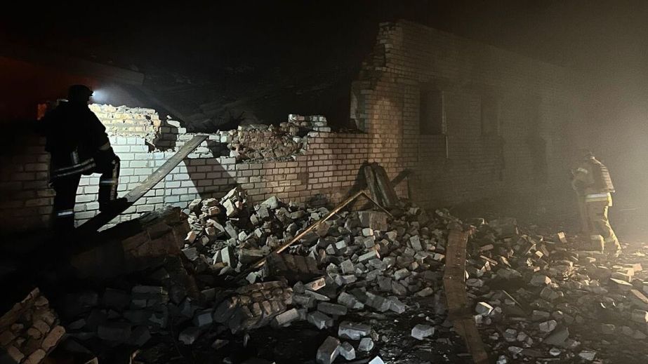 У ДСНС показали кадри ліквідації наслідків нічної атаки на Дніпропетровщину (ФОТО)