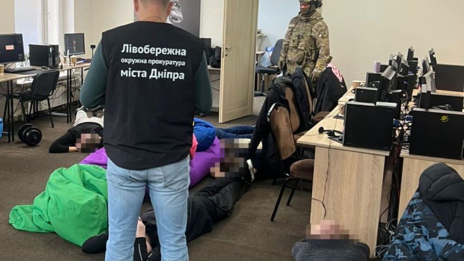 У Дніпрі викрили мережу шахрайських кол-центрів, які діяли під виглядом служби безпеки банків (ФОТО)