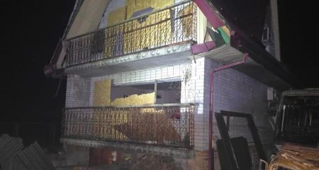 Изуродованные дома и сгоревшие автомобили: в полиции показали последствия вражеских атак на Днепропетровщину за сутки (ФОТО)