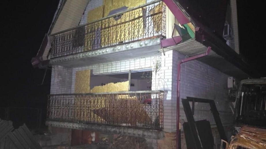 Понівечені будинки та згорівші автівки: у поліції показали наслідки ворожих атак на Дніпропетровщину за добу (ФОТО)