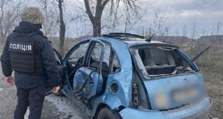 Дрон впав біля автів...