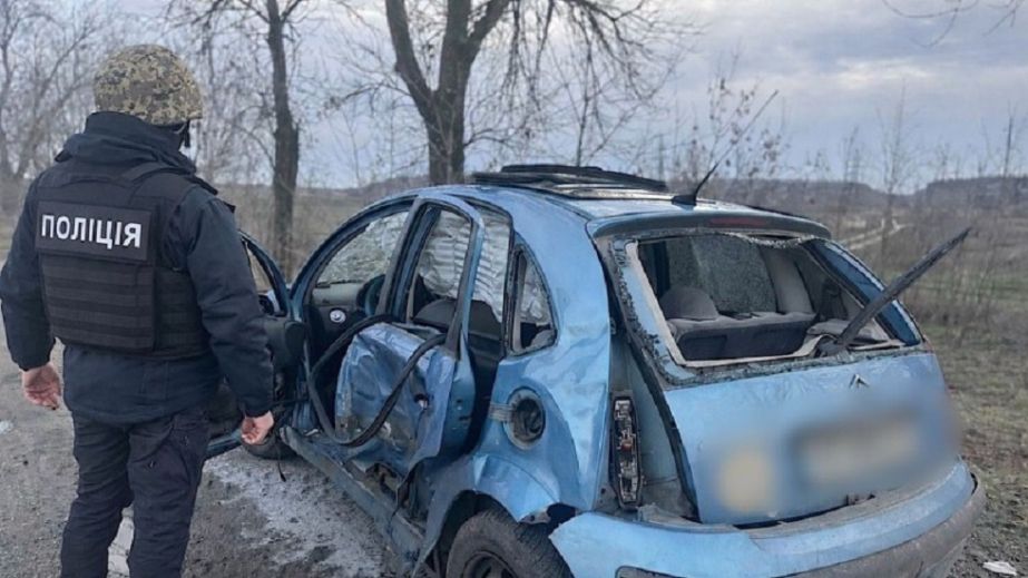 Дрон упал возле машины: на Никопольщине полицейские помогли матери с ребенком, попавшим под вражеский удар (ВИДЕО)