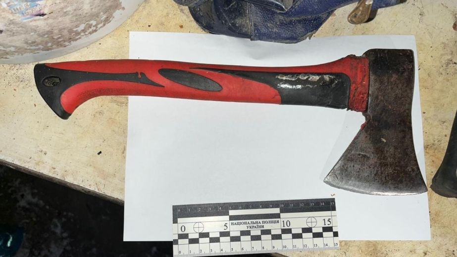 Зарубала сокирою та скинула у вигрібну яму: у Павлограді жінка розправилася з чоловіком (ФОТО)