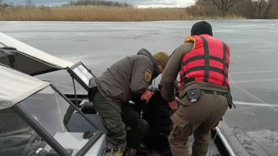 Неподалік Обухівки рибалка провалився під лід (ФОТО)
