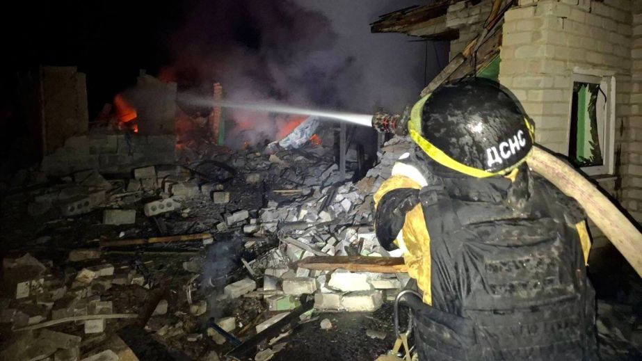 Поранені чоловік та жінка й вогонь у домівках: наслідки нічних атак на Дніпропетровщину (ФОТО)