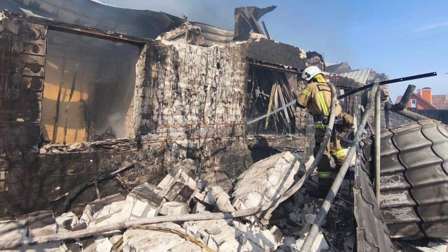 Загорелись магазины, автомобили и дом: в Царичанке вспыхнул масштабный пожар (ФОТО)