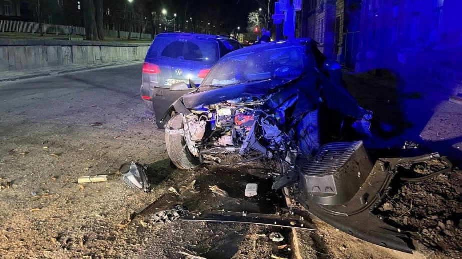У Дніпрі 17-річний водій Tesla влетів у будівлю та припарковане авто (ФОТО, ВІДЕО)